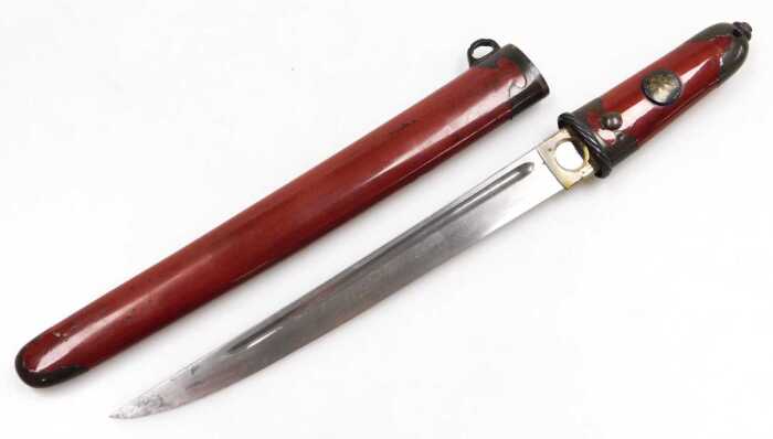 An early 20thC Japanese red lacquer Tanto, the tsuka copper bound with floral engraved roundels,...