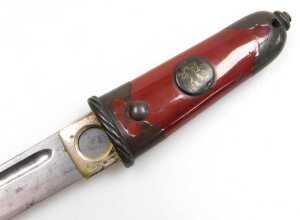 An early 20thC Japanese red lacquer Tanto, the tsuka copper bound with floral engraved roundels,... - 2