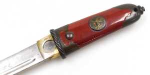 An early 20thC Japanese red lacquer Tanto, the tsuka copper bound with floral engraved roundels,... - 3