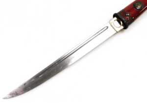 An early 20thC Japanese red lacquer Tanto, the tsuka copper bound with floral engraved roundels,... - 4