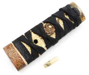 A 20thC Japanese Tanto, the tsuka wrapped in ray skin, and bound with cord, the copper habaki... - 7