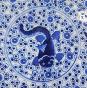 A Chinese Qing Dynasty blue and white five porcelain fishes dish, decorated with fish within... - 2