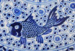 A Chinese Qing Dynasty blue and white five porcelain fishes dish, decorated with fish within... - 4