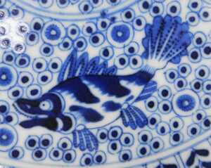 A Chinese Qing Dynasty blue and white five porcelain fishes dish, decorated with fish within... - 5