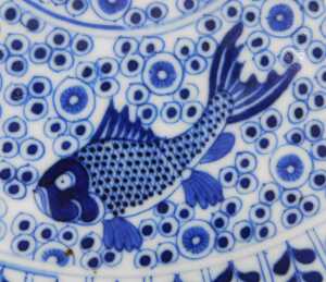A Chinese Qing Dynasty blue and white five porcelain fishes dish, decorated with fish within... - 6