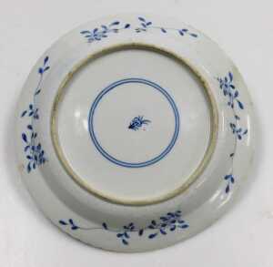 A Chinese Qing Dynasty blue and white five porcelain fishes dish, decorated with fish within... - 7