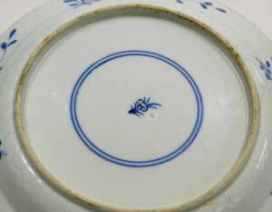 A Chinese Qing Dynasty blue and white five porcelain fishes dish, decorated with fish within... - 8