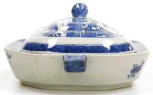 A 19thC Chinese export blue and white porcelain food warmer and cover, decorated with a river... - 3