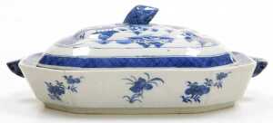 A 19thC Chinese export blue and white porcelain food warmer and cover, decorated with a river... - 4