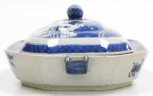 A 19thC Chinese export blue and white porcelain food warmer and cover, decorated with a river... - 5
