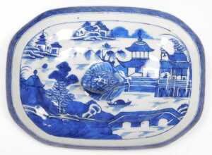 A 19thC Chinese export blue and white porcelain food warmer and cover, decorated with a river... - 6