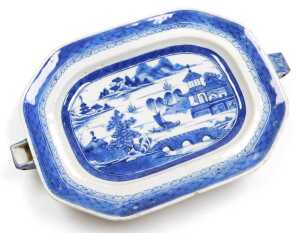 A 19thC Chinese export blue and white porcelain food warmer and cover, decorated with a river... - 8