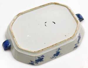 A 19thC Chinese export blue and white porcelain food warmer and cover, decorated with a river... - 9