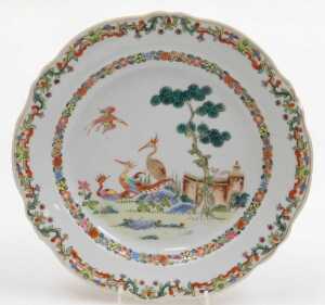 A Chinese Qianlong famille rose export porcelain plate, decorated with cranes, a castle and... - 2