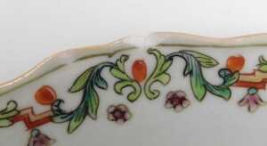 A Chinese Qianlong famille rose export porcelain plate, decorated with cranes, a castle and... - 4