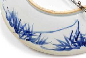 A Chinese Qing Dynasty blue and white porcelain charger, decorated with vases and urns of... - 4