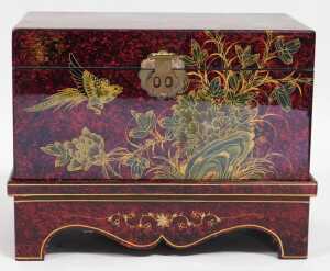 A Chinese scumbled red and black lacquer chest, decorated with birds and flowers, having a... - 3