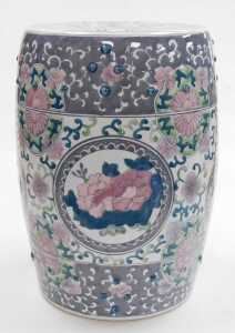 A late 20thC Chinese porcelain garden seat, of barrel form, decorated with reserves of flowers... - 3