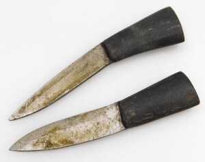 A 20thC Gurkha kukri knife, with a brass capped handle, and two additional knives, in a leather... - 6