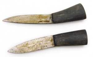 A 20thC Gurkha kukri knife, with a brass capped handle, and two additional knives, in a leather... - 7