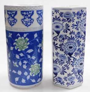 A Chinese blue and white porcelain stick stand, of hexagonal form, decorated with flowers,... - 2