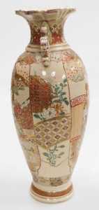 A Japanese Meiji period Satsuma vase from trin, with a fanchette handle decorated with samurai,... - 4