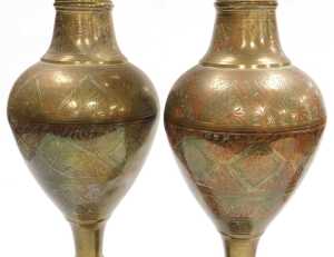 A 20thC Indian brass table lamp, highlighted in red and embossed with flowers, together with a... - 7