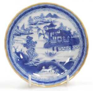 A Chinese Qianlong blue and white porcelain saucer, decorated with a river landscape, gilt... - 2