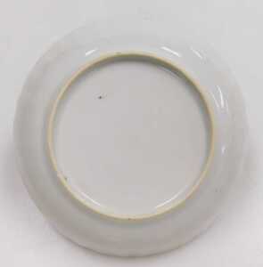 A Chinese Qianlong blue and white porcelain saucer, decorated with a river landscape, gilt... - 3