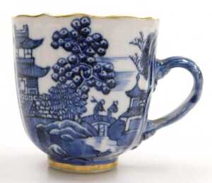 A Chinese Qianlong blue and white porcelain saucer, decorated with a river landscape, gilt... - 4
