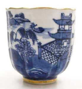 A Chinese Qianlong blue and white porcelain saucer, decorated with a river landscape, gilt... - 5