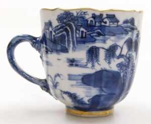 A Chinese Qianlong blue and white porcelain saucer, decorated with a river landscape, gilt... - 6