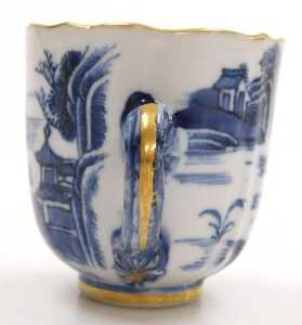 A Chinese Qianlong blue and white porcelain saucer, decorated with a river landscape, gilt... - 7