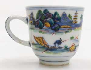A Chinese Qianlong blue and white porcelain saucer, decorated with a river landscape, gilt... - 10