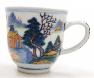 A Chinese Qianlong blue and white porcelain saucer, decorated with a river landscape, gilt... - 12