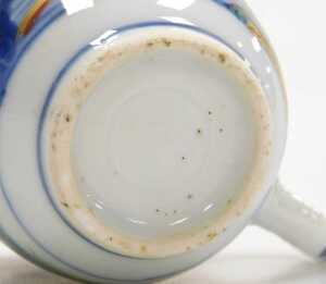A Chinese Qianlong blue and white porcelain saucer, decorated with a river landscape, gilt... - 15
