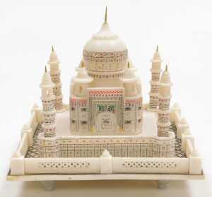 An Indian alabaster illuminated model of the Taj Mahal, 8.5cm high, 20.5cm wide. - 5