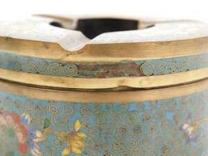 An early 20thC Chinese cloisonne ashtray, of cylindrical form, decorated with flowers, a... - 10