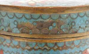 An early 20thC Chinese cloisonne ashtray, of cylindrical form, decorated with flowers, a... - 11