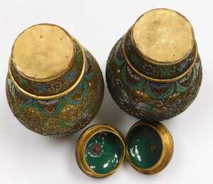 A pair of 20thC Chinese cloisonne jars and covers, decorated with peonies, on a gold ground,... - 6