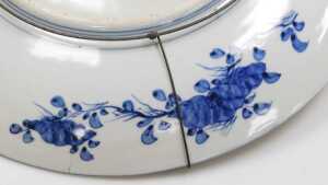 A pair of Japanese Meiji period Imari chargers, decorated with chrysanthemums and pine trees,... - 5
