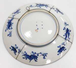 A pair of Japanese Meiji period Imari chargers, decorated with chrysanthemums and pine trees,... - 7