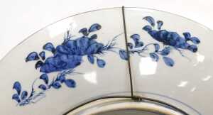 A pair of Japanese Meiji period Imari chargers, decorated with chrysanthemums and pine trees,... - 9