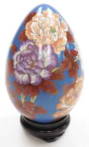 A late 20thC Chinese cloisonne enamel egg, on stand, decorated with birds on a bough with... - 2