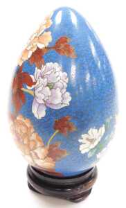 A late 20thC Chinese cloisonne enamel egg, on stand, decorated with birds on a bough with... - 3