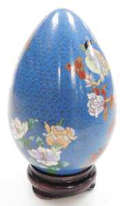 A late 20thC Chinese cloisonne enamel egg, on stand, decorated with birds on a bough with... - 4
