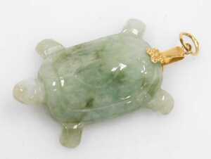 A Chinese jade pendant, modelled as a terrapin, 3cm high, together with an amber carving of a... - 2