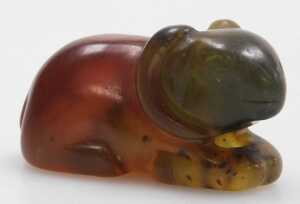 A Chinese jade pendant, modelled as a terrapin, 3cm high, together with an amber carving of a... - 4