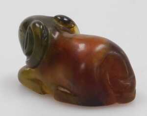 A Chinese jade pendant, modelled as a terrapin, 3cm high, together with an amber carving of a... - 5