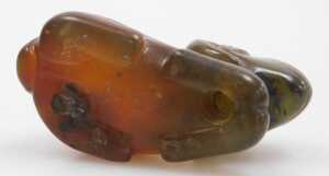 A Chinese jade pendant, modelled as a terrapin, 3cm high, together with an amber carving of a... - 6